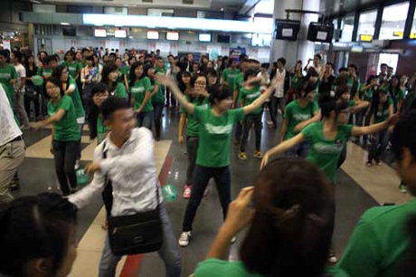 Westlife phấn khích giữa vòng vây fan Việt - 4