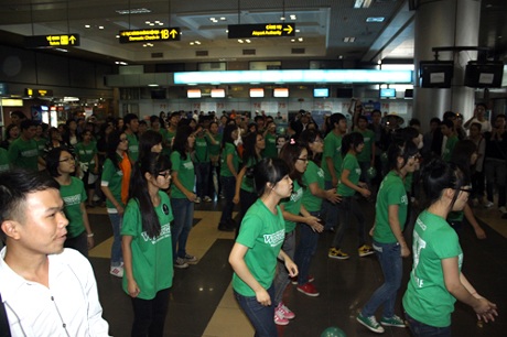 Westlife phấn khích giữa vòng vây fan Việt - 5