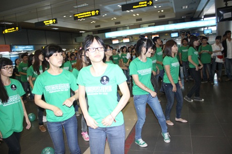 Westlife phấn khích giữa vòng vây fan Việt - 6