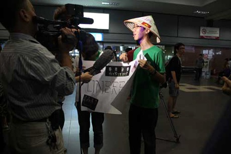 Westlife phấn khích giữa vòng vây fan Việt - 9