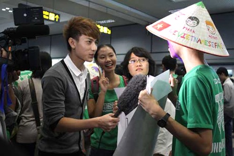 Westlife phấn khích giữa vòng vây fan Việt - 10