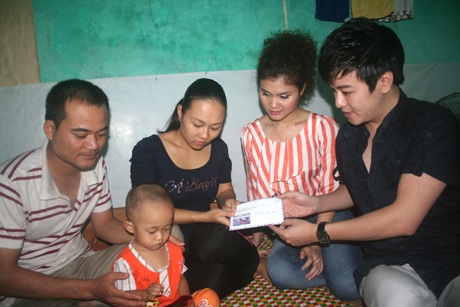 Nghệ sĩ Hà Nội ủng hộ nữ ca sĩ với đứa con không có hậu môn - 4