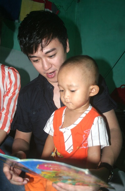 Nghệ sĩ Hà Nội ủng hộ nữ ca sĩ với đứa con không có hậu môn - 5