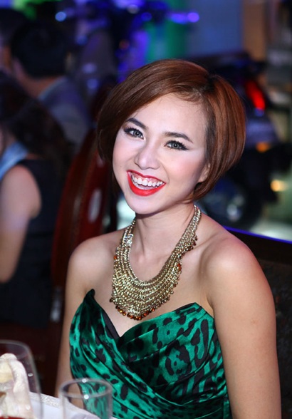 Ca sĩ Đoan Trang gặp sự cố "hớ hênh" trên sân khấu - 10