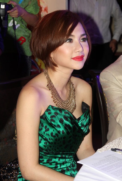 Ca sĩ Đoan Trang gặp sự cố "hớ hênh" trên sân khấu - 11