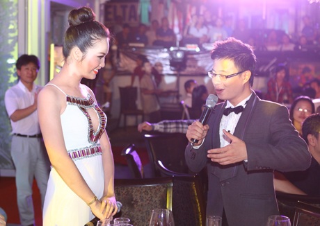 Ca sĩ Đoan Trang gặp sự cố "hớ hênh" trên sân khấu - 13