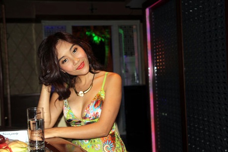 Ca sĩ Đoan Trang gặp sự cố "hớ hênh" trên sân khấu - 1