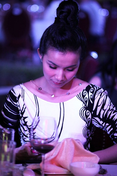 Ca sĩ Đoan Trang gặp sự cố "hớ hênh" trên sân khấu - 7