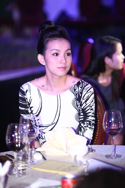 Ca sĩ Đoan Trang gặp sự cố "hớ hênh" trên sân khấu - 8