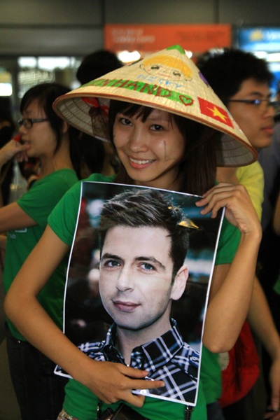 Westlife phấn khích giữa vòng vây fan Việt - 11