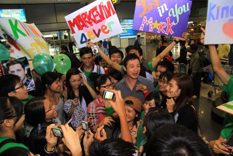 Westlife phấn khích giữa vòng vây fan Việt - 13