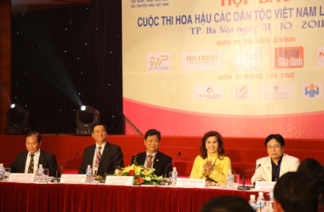 Hoa hậu Diễm Hương làm giám khảo Hoa hậu các dân tộc Việt Nam - 2 Hoa hậu Diễm Hương làm giám khảo Hoa hậu các dân tộc Việt Nam - 2