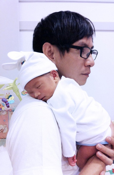 Ca sĩ Lý Hải mừng tủi đón con trai đầu lòng - 2