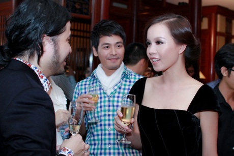 Á hậu Ngọc Oanh diện đầm đen gợi cảm - 3