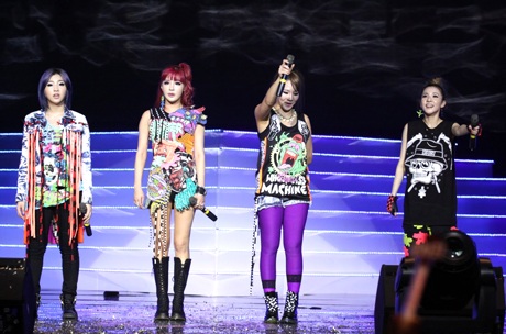 Vũ điệu K- Pop đầy ấn tượng của 2NE1 trên sân khấu Hà Nội - 26