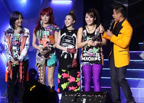 Vũ điệu K- Pop đầy ấn tượng của 2NE1 trên sân khấu Hà Nội - 28