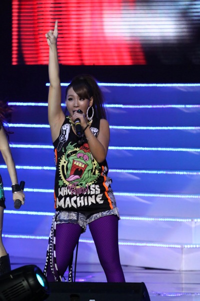 Vũ điệu K- Pop đầy ấn tượng của 2NE1 trên sân khấu Hà Nội - 9