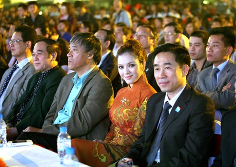 Lý Nhã Kỳ nổi bật trong đêm mừng chiến thắng Vịnh Hạ Long - 1