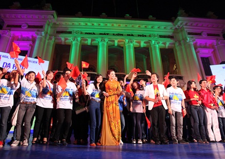 Lý Nhã Kỳ nổi bật trong đêm mừng chiến thắng Vịnh Hạ Long - 2