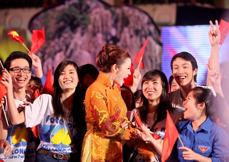 Lý Nhã Kỳ nổi bật trong đêm mừng chiến thắng Vịnh Hạ Long - 6