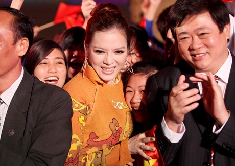 Lý Nhã Kỳ nổi bật trong đêm mừng chiến thắng Vịnh Hạ Long - 9