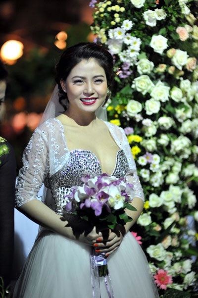 Ca sĩ Ngọc Hiền lộng lẫy trong lễ đính hôn - 1
