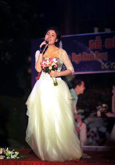 Ca sĩ Ngọc Hiền lộng lẫy trong lễ đính hôn - 11