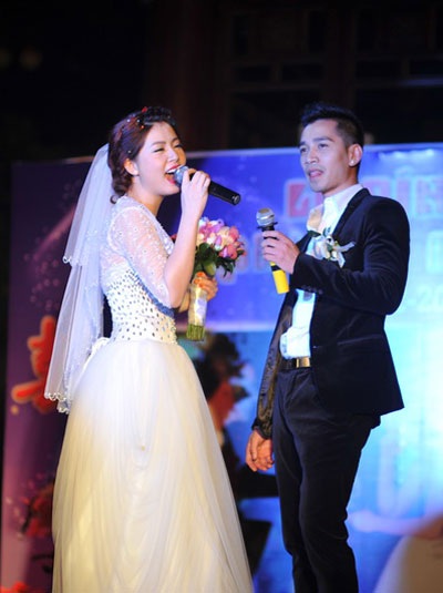 Ca sĩ Ngọc Hiền lộng lẫy trong lễ đính hôn - 13