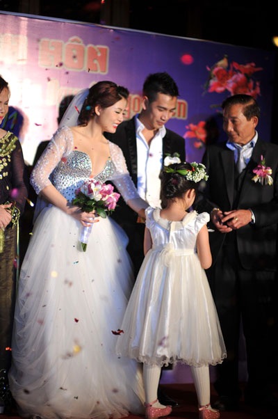 Ca sĩ Ngọc Hiền lộng lẫy trong lễ đính hôn - 14