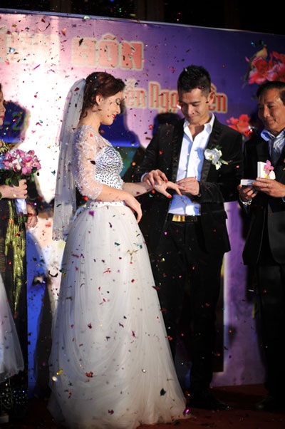 Ca sĩ Ngọc Hiền lộng lẫy trong lễ đính hôn - 15