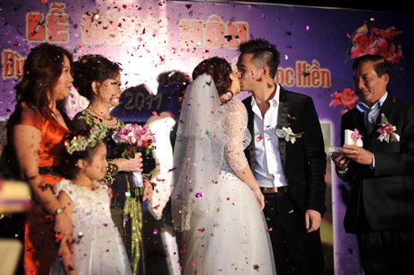 Ca sĩ Ngọc Hiền lộng lẫy trong lễ đính hôn - 16