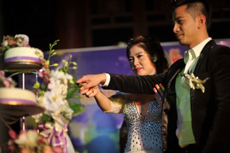 Ca sĩ Ngọc Hiền lộng lẫy trong lễ đính hôn - 17