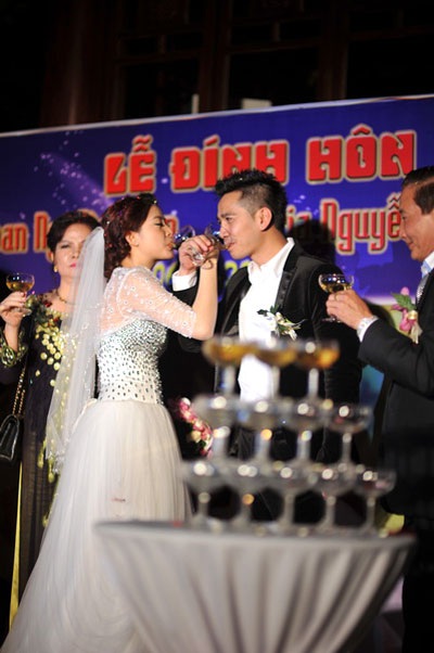 Ca sĩ Ngọc Hiền lộng lẫy trong lễ đính hôn - 19