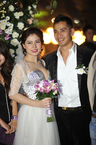 Ca sĩ Ngọc Hiền lộng lẫy trong lễ đính hôn - 3