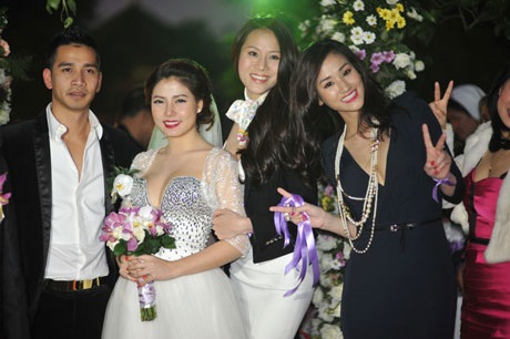 Ca sĩ Ngọc Hiền lộng lẫy trong lễ đính hôn - 5