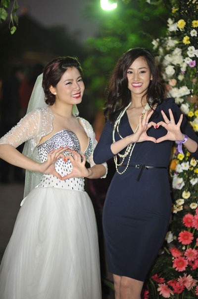 Ca sĩ Ngọc Hiền lộng lẫy trong lễ đính hôn - 6