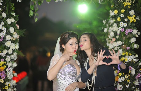 Ca sĩ Ngọc Hiền lộng lẫy trong lễ đính hôn - 7