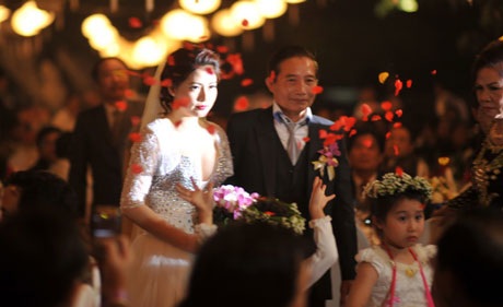 Ca sĩ Ngọc Hiền lộng lẫy trong lễ đính hôn - 10