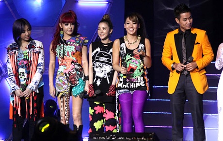 2NE1 khiến fan bật khóc vì vui sướng - 11 2NE1 khiến fan bật khóc vì vui sướng - 11