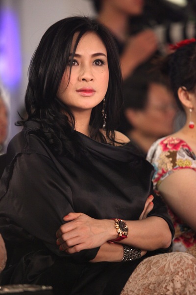 Ngắm Linh Nga xinh đẹp mê mải xem hòa nhạc đường phố - 9