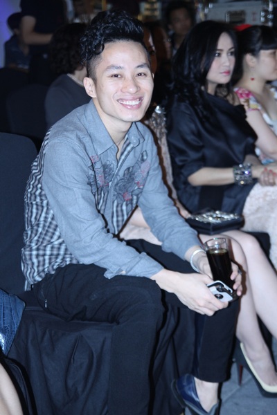 Ngắm Linh Nga xinh đẹp mê mải xem hòa nhạc đường phố - 11