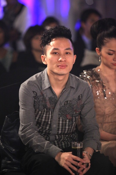 Ngắm Linh Nga xinh đẹp mê mải xem hòa nhạc đường phố - 12