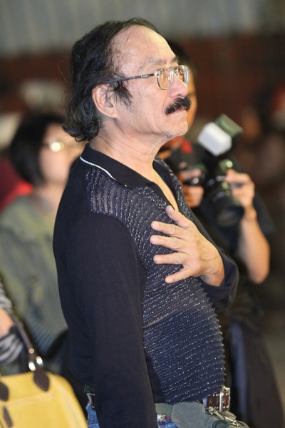 Ngắm Linh Nga xinh đẹp mê mải xem hòa nhạc đường phố - 13