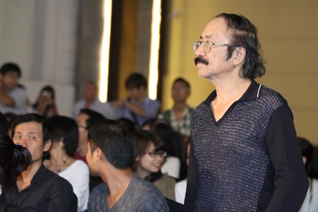 Ngắm Linh Nga xinh đẹp mê mải xem hòa nhạc đường phố - 14