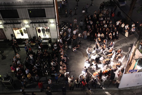 Ngắm Linh Nga xinh đẹp mê mải xem hòa nhạc đường phố - 1