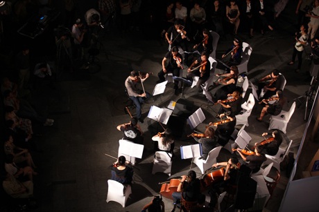 Ngắm Linh Nga xinh đẹp mê mải xem hòa nhạc đường phố - 2