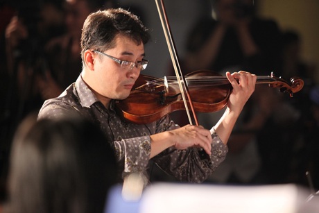 Ngắm Linh Nga xinh đẹp mê mải xem hòa nhạc đường phố - 3