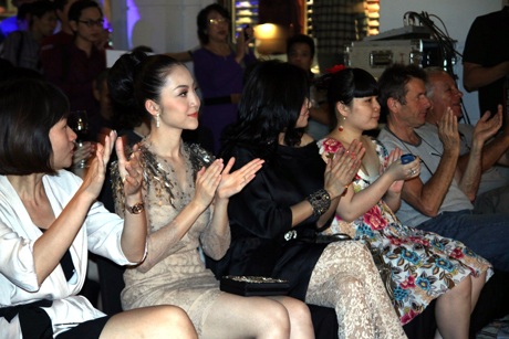 Ngắm Linh Nga xinh đẹp mê mải xem hòa nhạc đường phố - 6