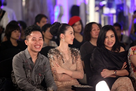 Ngắm Linh Nga xinh đẹp mê mải xem hòa nhạc đường phố - 7