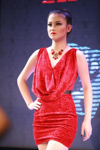 Người đẹp Trương Tùng Lan mặc đầm đỏ dát vàng - 11